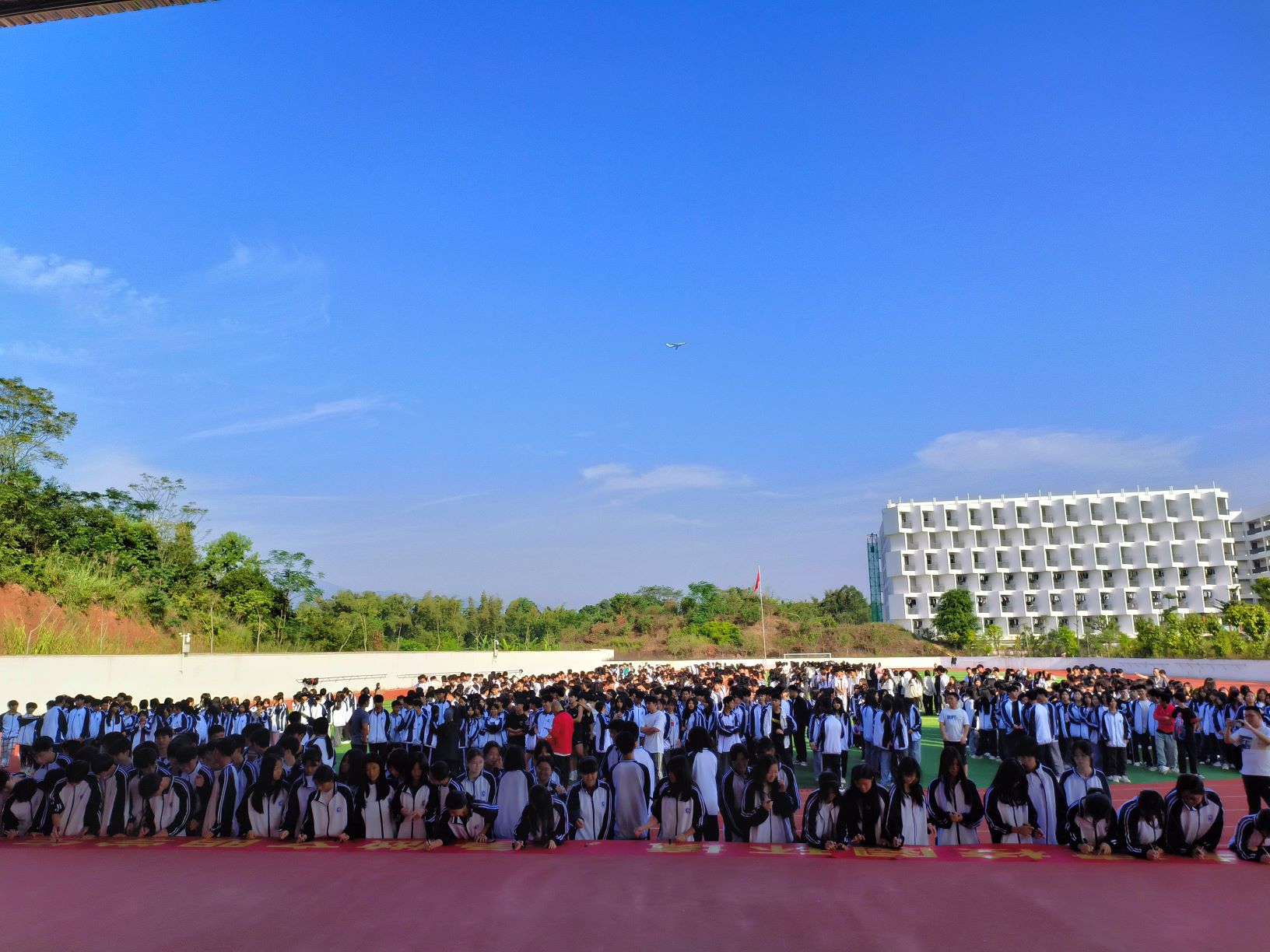 米兰(中国)milan·官方网站-登录入口开展＂爱护校园环境，共建文明校园＂主题活动签名仪式