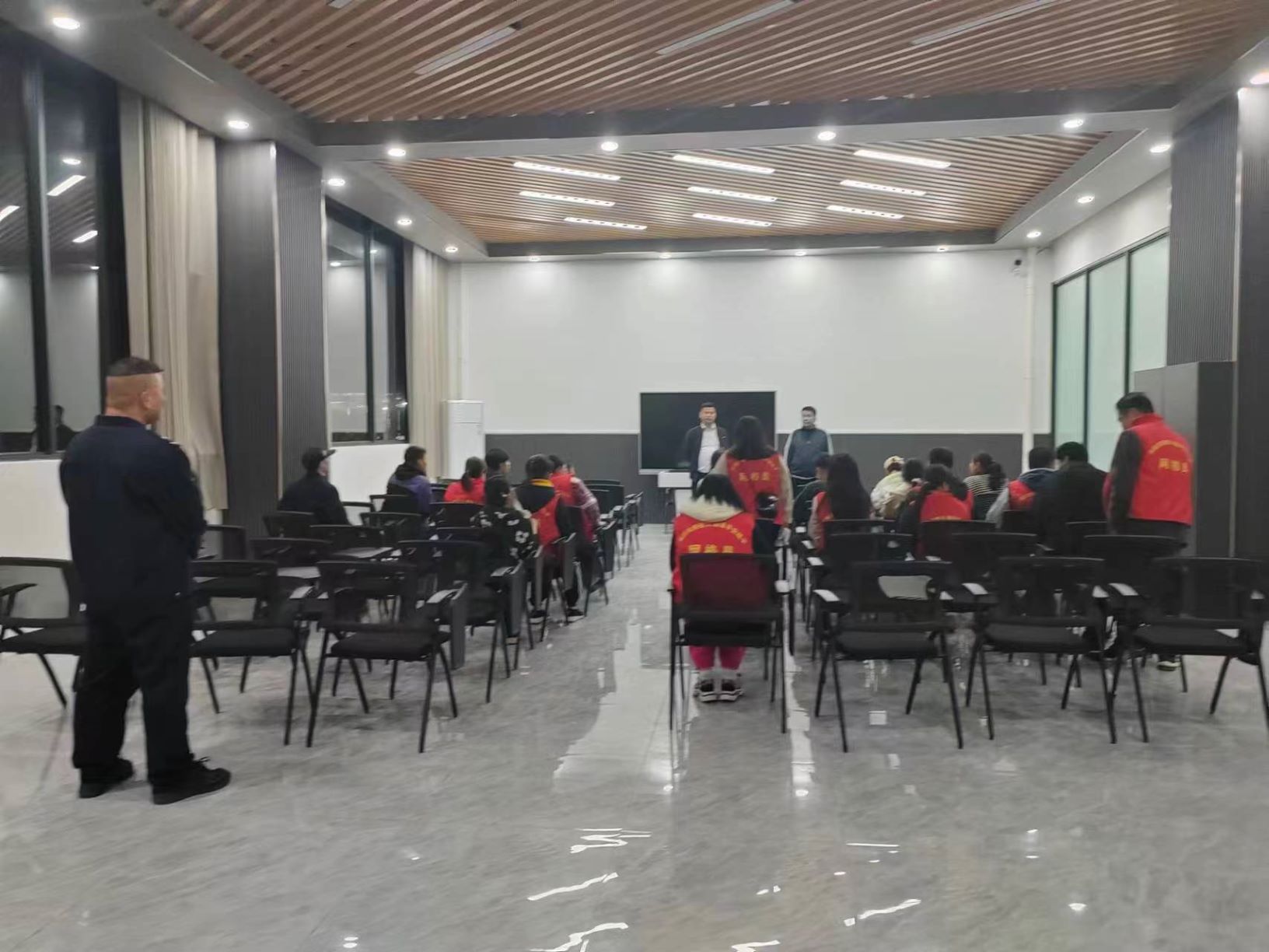 西山镇派出所的同志到我校进行防诈骗工作宣传 丨 米兰(中国)milan·官方网站-登录入口