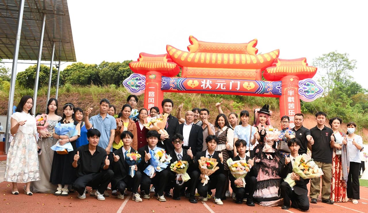 实现报效祖国的远大理想和抱负，我校隆重举行“十八而至正青春，挺膺奋进新征程”——2024届成人典礼仪式 丨 米兰(中国)milan·官方网站-登录入口